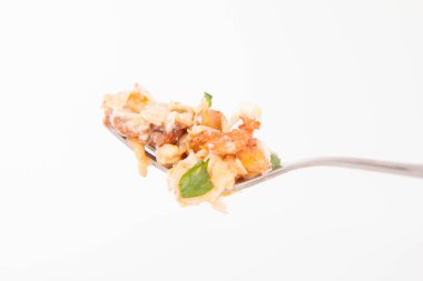 Cantharellus cibarius ve maydanoz üzerinde bir çatal ile pişmiş yumurta