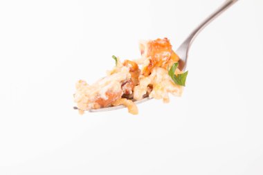 Cantharellus cibarius ve maydanoz üzerinde bir çatal ile pişmiş yumurta