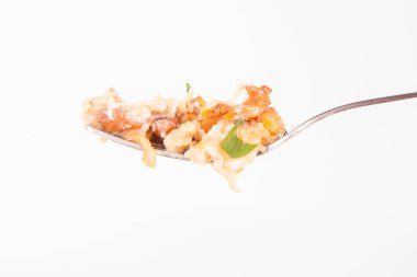 Cantharellus cibarius ve maydanoz üzerinde bir çatal ile pişmiş yumurta