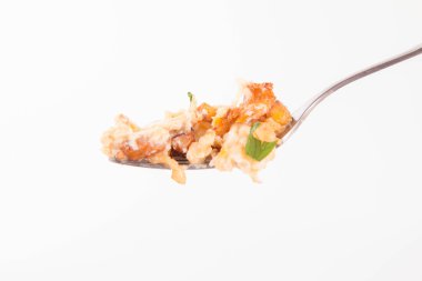 Cantharellus cibarius ve maydanoz üzerinde bir çatal ile pişmiş yumurta