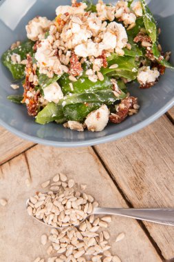 Ispanak, Kuru Domates, beyaz peynir ve ayçiçeği tohumu salata 