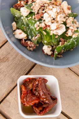 Ispanak, Kuru Domates, beyaz peynir ve ayçiçeği tohumu salata 