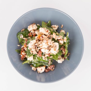 Ispanak, Kuru Domates, beyaz peynir ve ayçiçeği tohumu salata çatalla yiyorlar