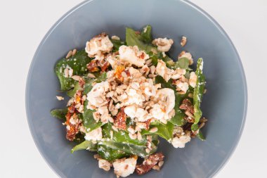 Ispanak, Kuru Domates, beyaz peynir ve ayçiçeği tohumu salata 