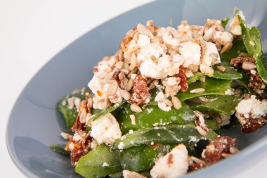 Ispanak, Kuru Domates, beyaz peynir ve ayçiçeği tohumu salata çatalla yiyorlar