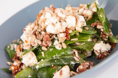 Ispanak, Kuru Domates, beyaz peynir ve ayçiçeği tohumu salata 