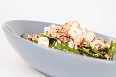 Ispanak, Kuru Domates, beyaz peynir ve ayçiçeği tohumu salata çatalla yiyorlar