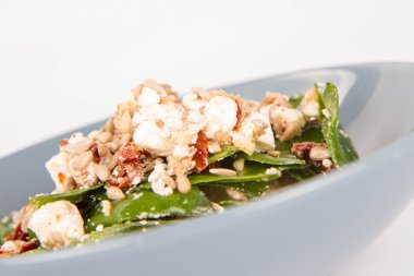 Ispanak, Kuru Domates, beyaz peynir ve ayçiçeği tohumu salata 