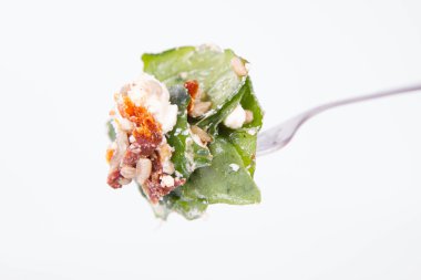 Ispanak, Kuru Domates, beyaz peynir ve bir çatal ayçiçeği tohumu salataya