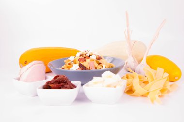 Pappardelle'i kabak, jambon, kurutulmuş domates ve sarımsak ile