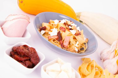 Pappardelle'i kabak, jambon, kurutulmuş domates ve sarımsak ile