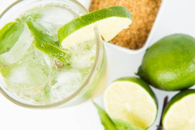 Mojito bir cam ve malzemelerin üzerine beyaz bir arka plan