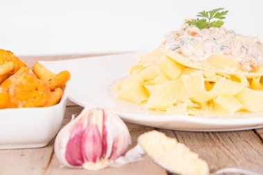 Pappardelle'i Cantharellus cibarius ve creame, sarımsak, parmesan ile