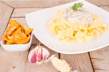 Pappardelle'i Cantharellus cibarius ve creame, sarımsak, parmesan ile