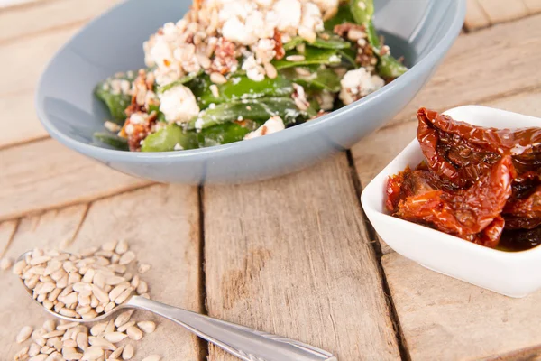 Gedroogde Tomaten Fetakaas Spinazie Zonnebloempitten Salade — Stockfoto