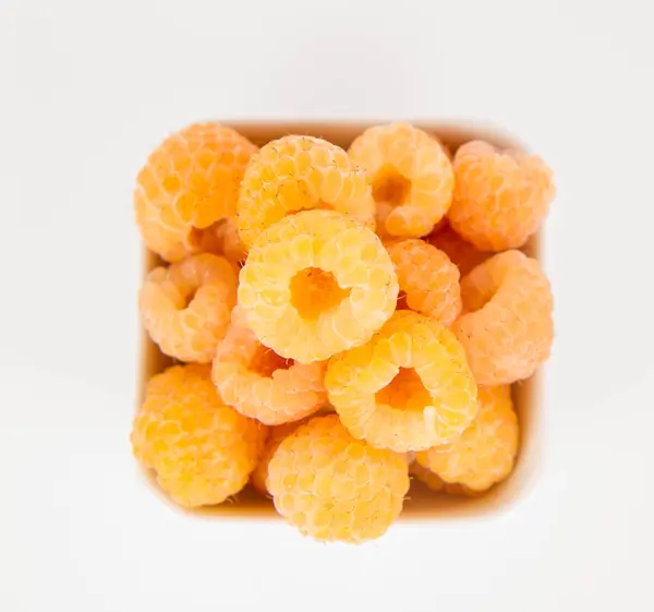 Frambuesas Amarillas Tazón Fruta Sobre Fondo Blanco — Foto de Stock