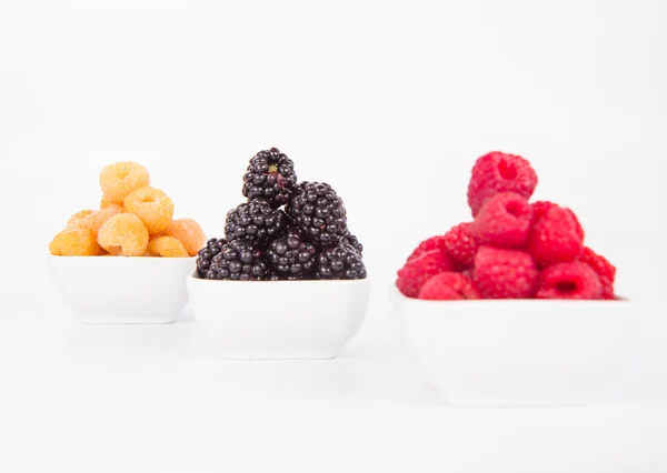 Frambuesas Moras Tazones Fruta Sobre Fondo Blanco — Foto de Stock