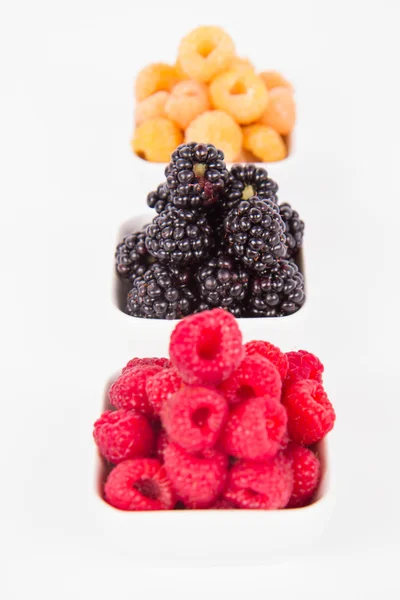 Frambuesas Moras Tazones Fruta Sobre Fondo Blanco — Foto de Stock