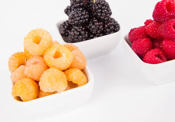 Frambuesas Moras Tazones Fruta Sobre Fondo Blanco — Foto de Stock