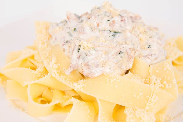 Pappardelle Met Cantharellen Creame Een Witte Achtergrond — Stockfoto