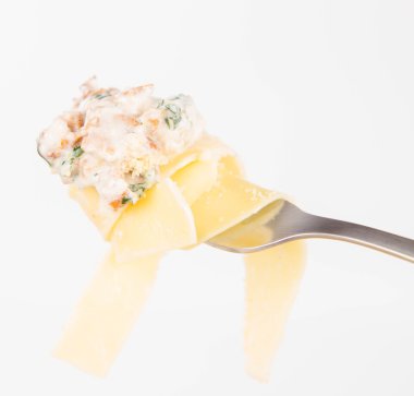 Pappardelle'i Cantharellus cibarius ve creame üzerinde bir çatal ile