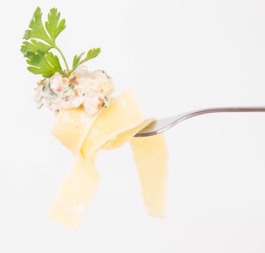 Pappardelle'i Cantharellus cibarius ve creame üzerinde bir çatal ile