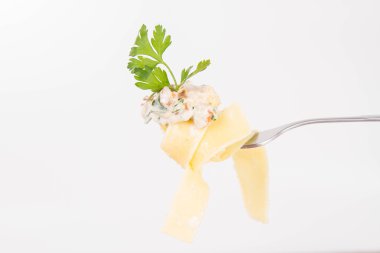 Pappardelle'i Cantharellus cibarius ve creame üzerinde bir çatal ile