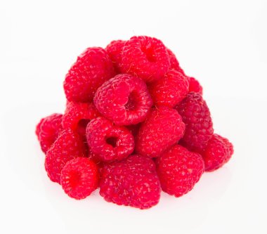 Ahududu: meyve beyaz zemin üzerine bolca