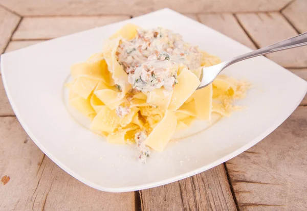 Pappardelle Com Chanterelle Creme Sendo Comido Com Garfo — Fotografia de Stock