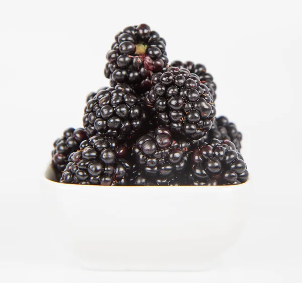 Brombeeren Eine Schüssel Mit Früchten Auf Weißem Hintergrund — Stockfoto