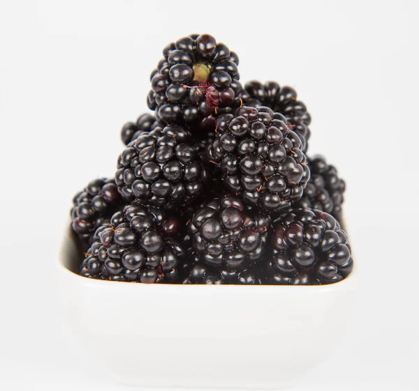 Brombeeren auf weißem Hintergrund — Stockfoto