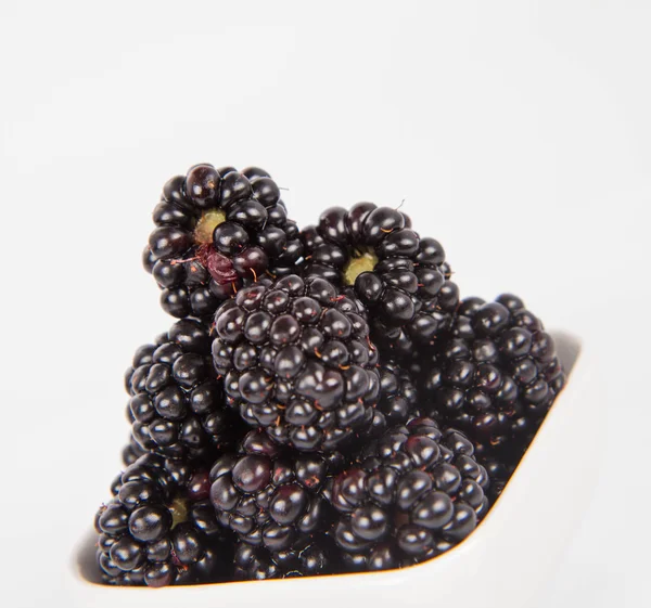 Blackberries на белом фоне — стоковое фото