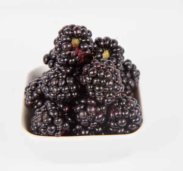 黑莓手机 白色背景上的水果一碗 — 图库照片