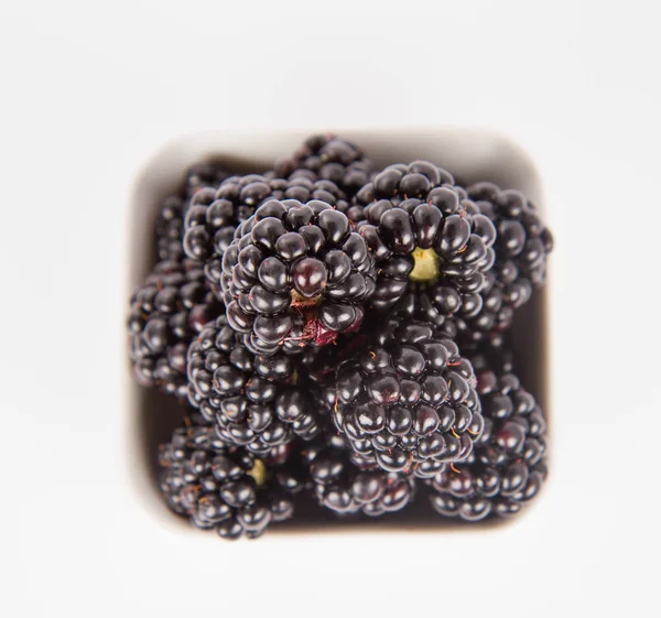 Brombeeren auf weißem Hintergrund — Stockfoto