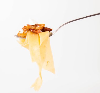 Pappardelle'i çatal üzerinde