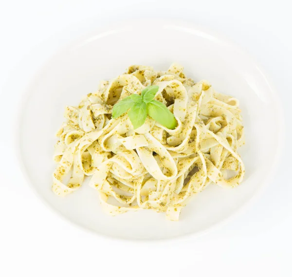 Tagliatelle Mit Pesto Mit Basilikum Auf Weißem Hintergrund — Stockfoto
