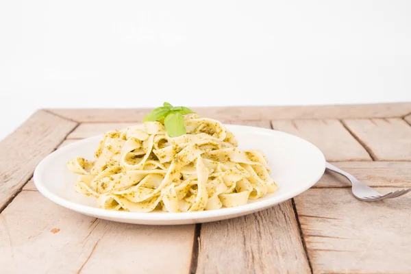 Ahşap Arka Plan Üzerinde Fesleğenli Tagliatelle Pesto Ile Dekore Edilmiş — Stok fotoğraf