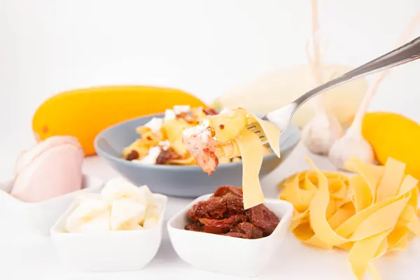 Pappardelle siendo comido con un tenedor —  Fotos de Stock