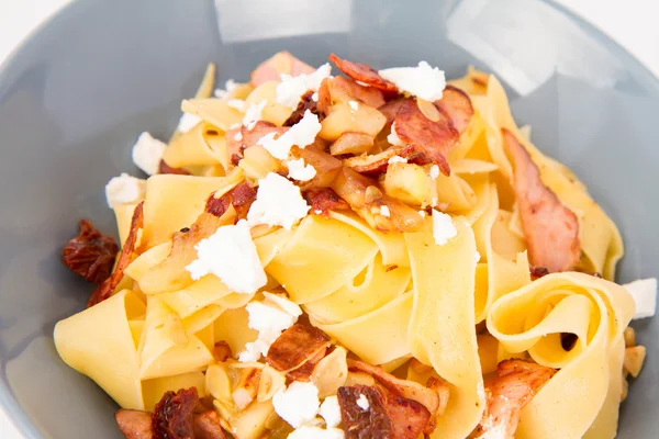 Pappardelle på en tallrik — Stockfoto