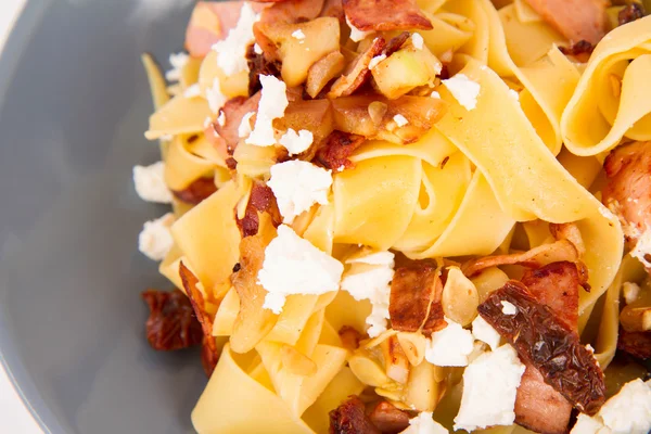 Pappardelle op een plaat — Stockfoto