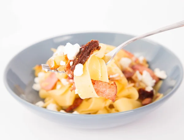 Pappardelle sendo comido com um garfo — Fotografia de Stock