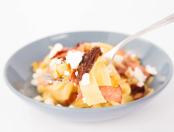 Pappardelle sendo comido com um garfo — Fotografia de Stock