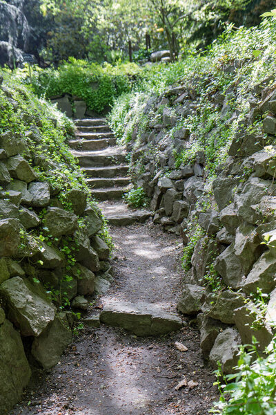 Каменные ступеньки и тропинка в парке
