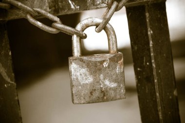 Asma kilitle kapatılmış bir kapı - asma kilide odaklan