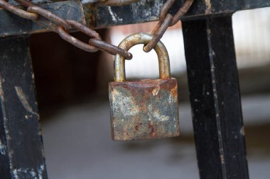 Asma kilitle kapatılmış bir kapı - asma kilide odaklan