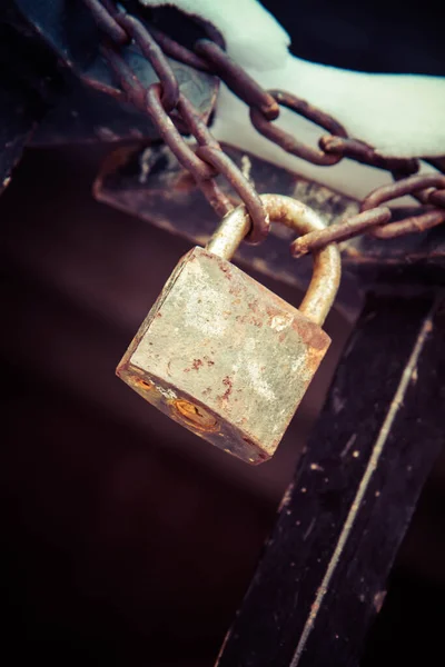 Een Hek Gesloten Met Een Hangslot Focus Het Hangslot — Stockfoto