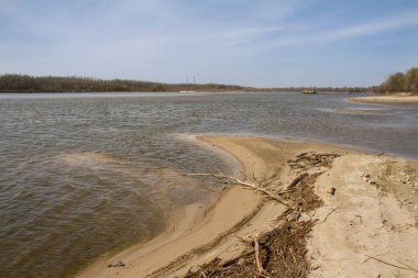 Vistula Nehri, Polonya. Ufukta Varşova 'da bir enerji santralinin bacaları ve bir mavnası görünüyor.