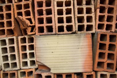 İnşaat alanında bir sürü tuğla var.