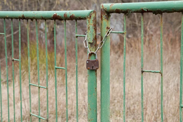 Een Hek Gesloten Met Een Hangslot Focus Het Hangslot — Stockfoto