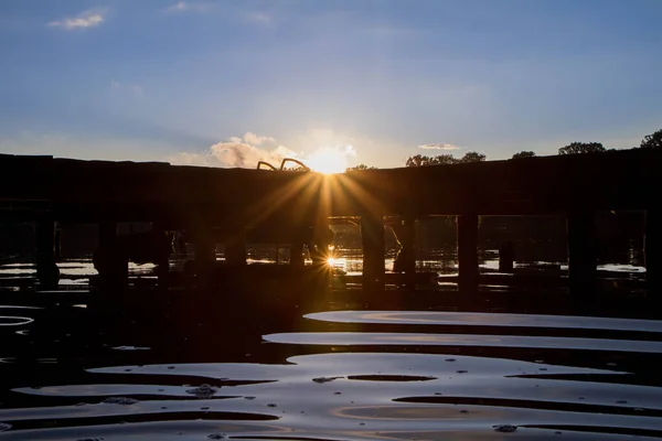 Lago Atardecer Con Sol Desapareciendo Detrás Puente —  Fotos de Stock